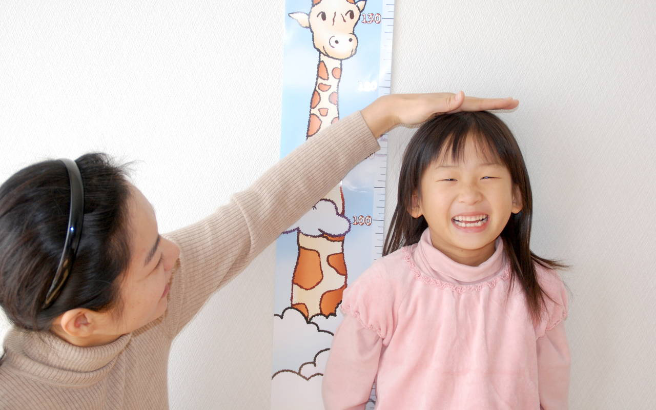 Bố mẹ lùn nhưng con gái 4 tuổi đã cao 110cm, bác sĩ hết lời khen ngợi khi người mẹ làm đúng 3 yếu tố này