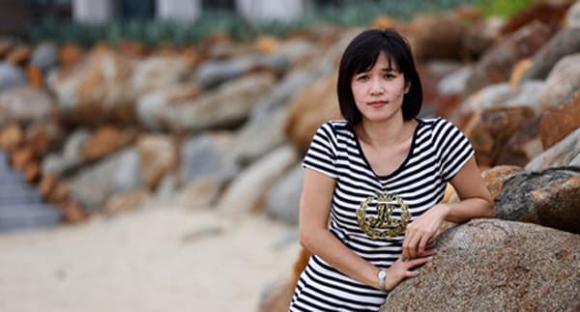 Em bé bán báo gây sốt phim 