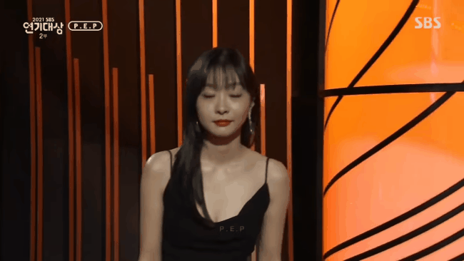 "Điên nữ Itaewon" luôn tự dìm sắc trong phim nhưng lại bùng nổ thảm đỏ: Màn cởi áo ngay trước máy quay khiến fan "bấn loạn" - Ảnh 4.