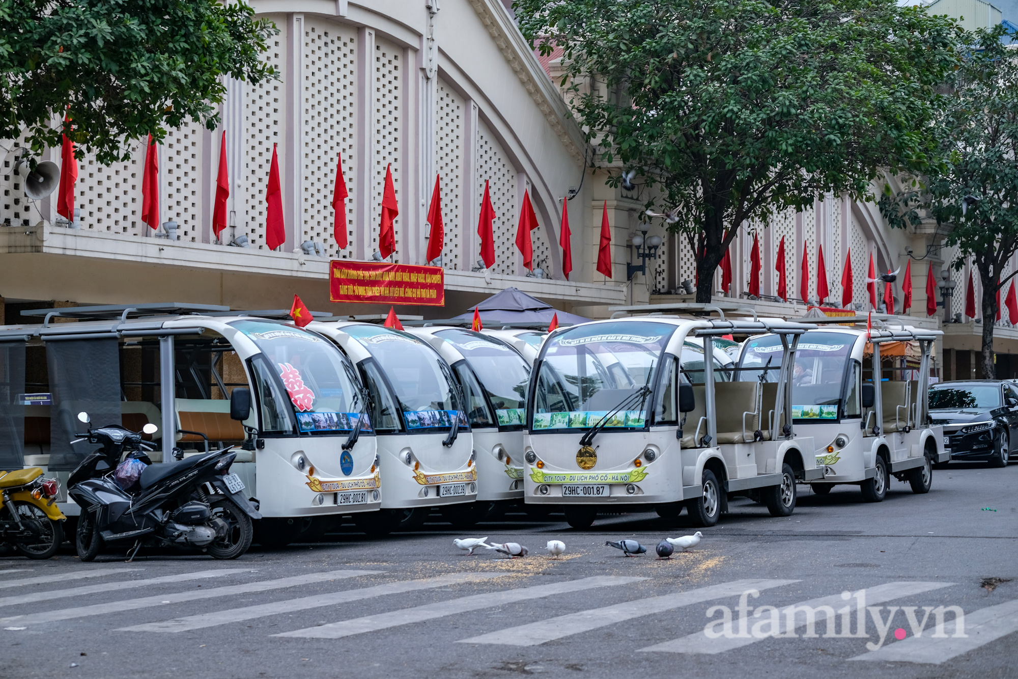 Hà Nội sáng đầu tiên năm mới đặc biệt, chẳng náo nhiệt mà yên ả lạ thường - Ảnh 16.