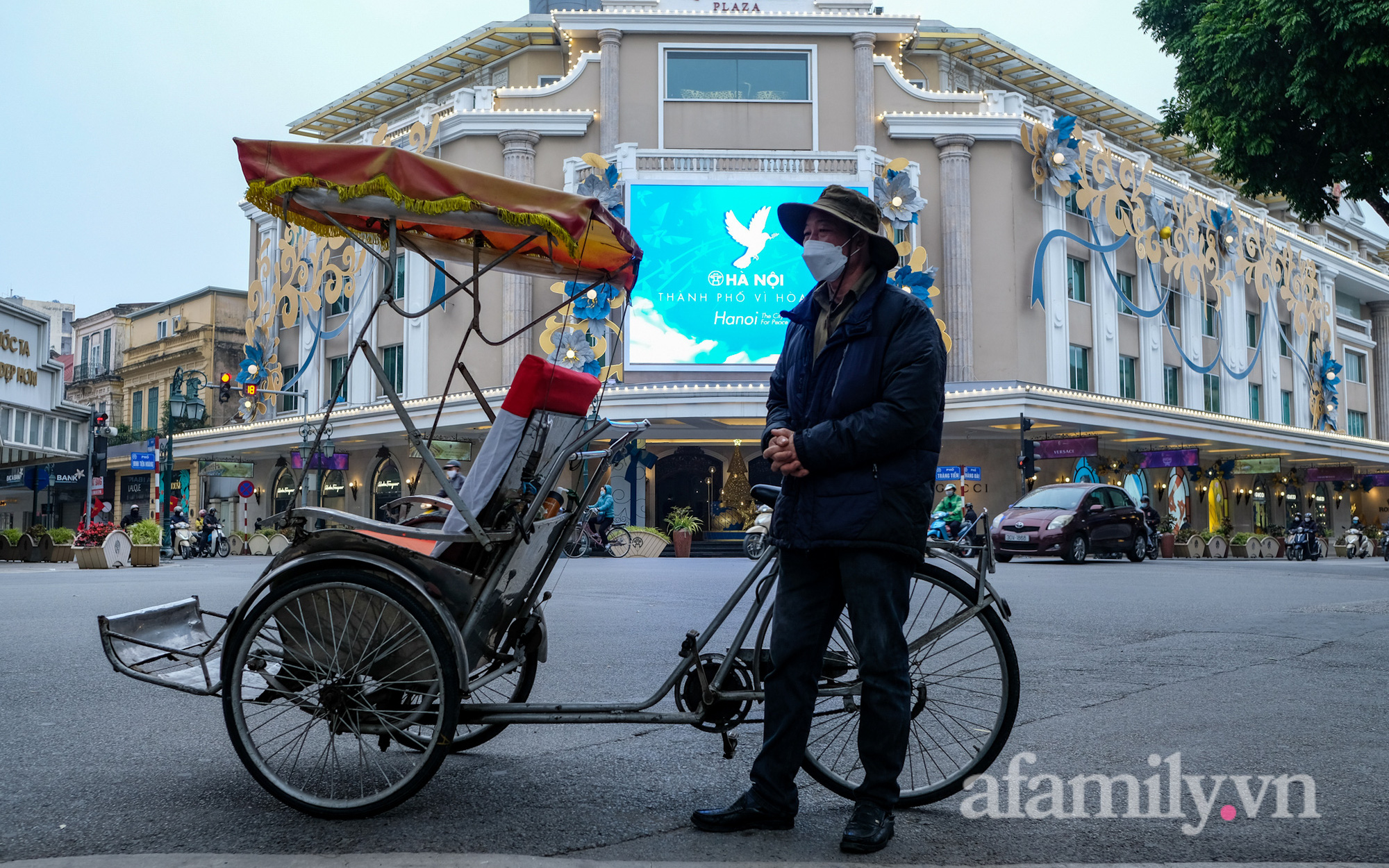 Đường phố Hà Nội sáng đầu tiên đón năm mới 2022 yên ả lạ thường