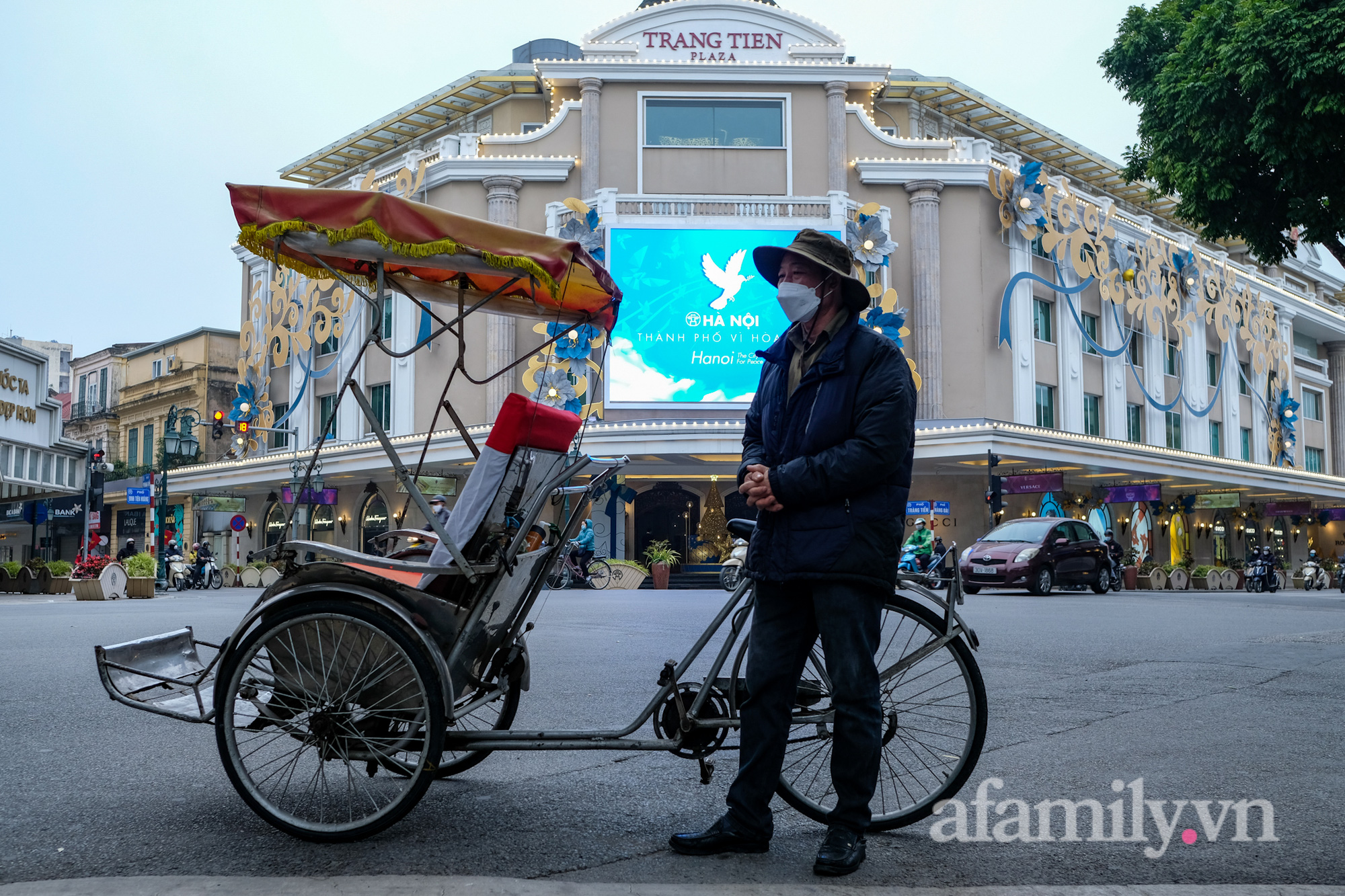 Hà Nội sáng đầu tiên năm mới đặc biệt, chẳng náo nhiệt mà yên ả lạ thường - Ảnh 14.