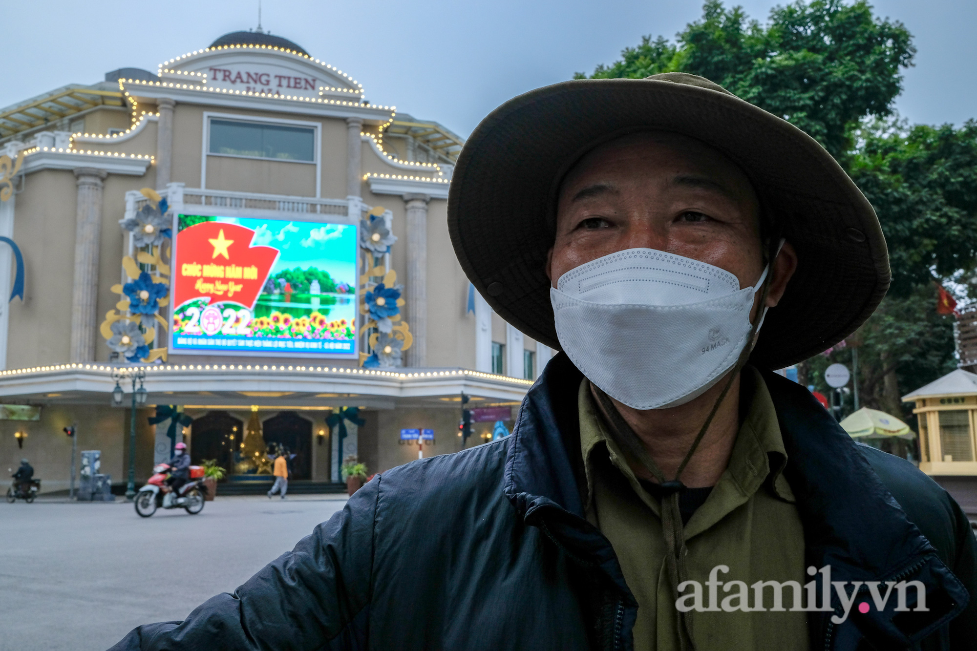 Hà Nội sáng đầu tiên năm mới đặc biệt, chẳng náo nhiệt mà yên ả lạ thường - Ảnh 15.