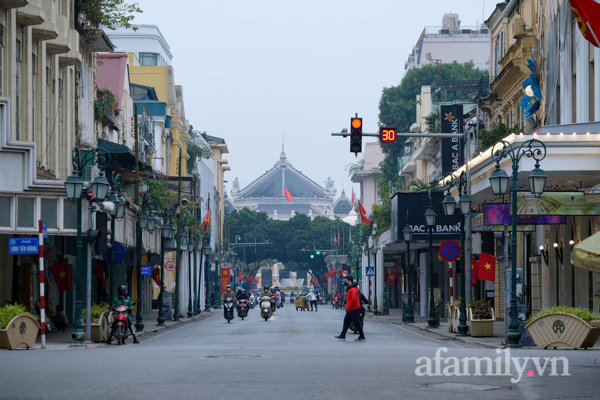 Hà Nội sáng đầu tiên năm mới đặc biệt, chẳng náo nhiệt mà yên ả lạ thường - Ảnh 2.