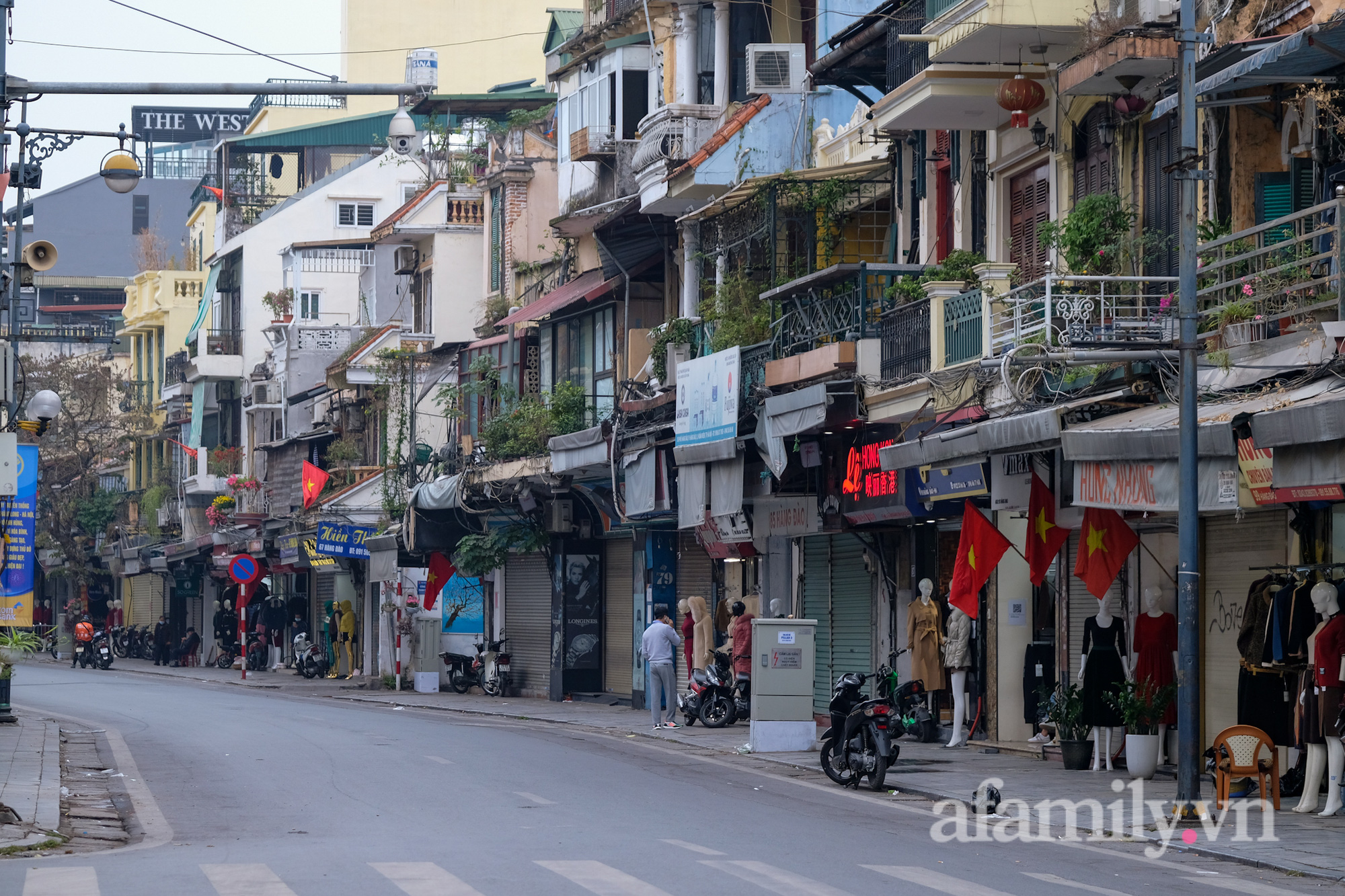 Hà Nội sáng đầu tiên năm mới đặc biệt, chẳng náo nhiệt mà yên ả lạ thường - Ảnh 3.