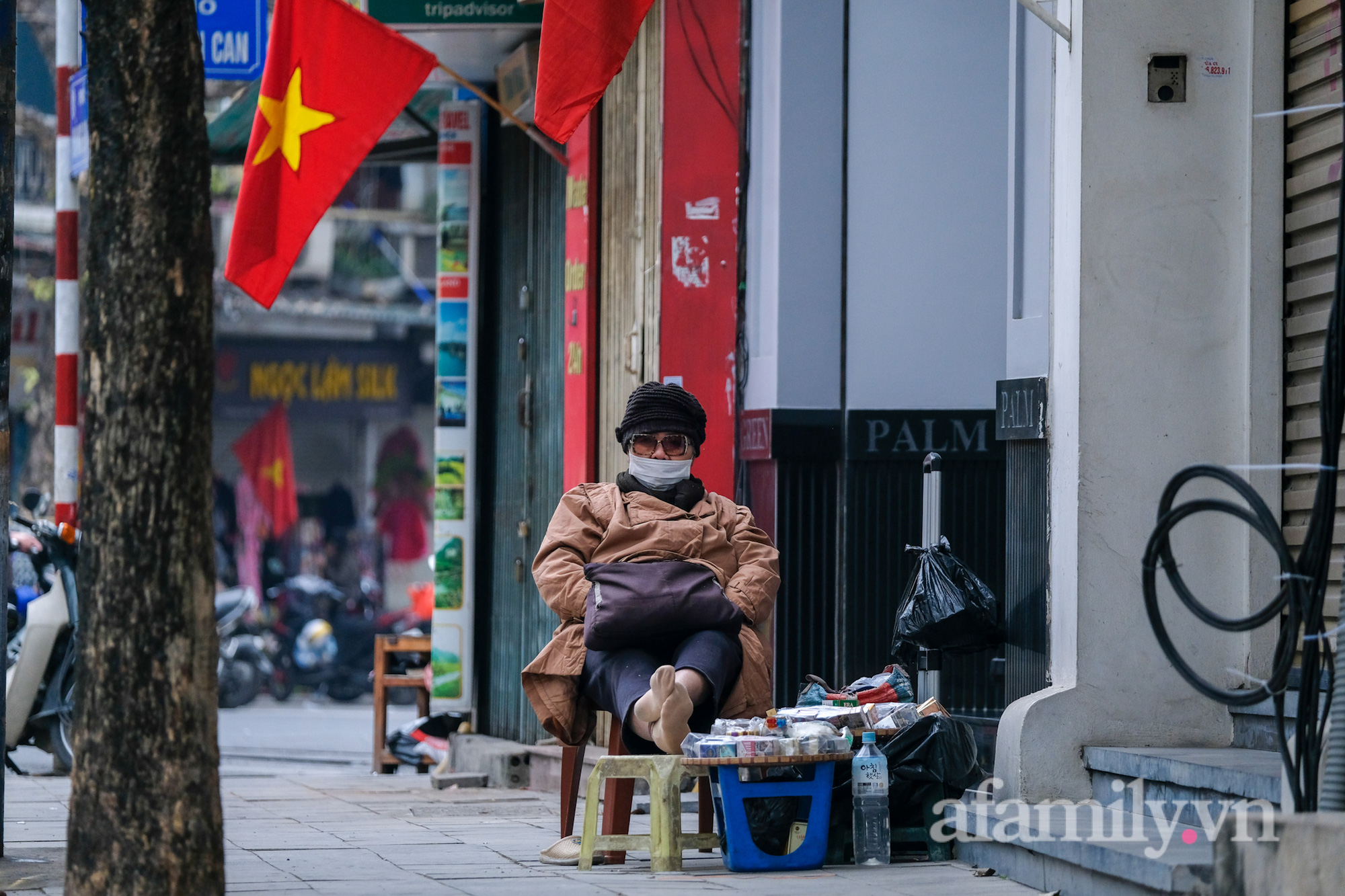 Hà Nội sáng đầu tiên năm mới đặc biệt, chẳng náo nhiệt mà yên ả lạ thường - Ảnh 9.