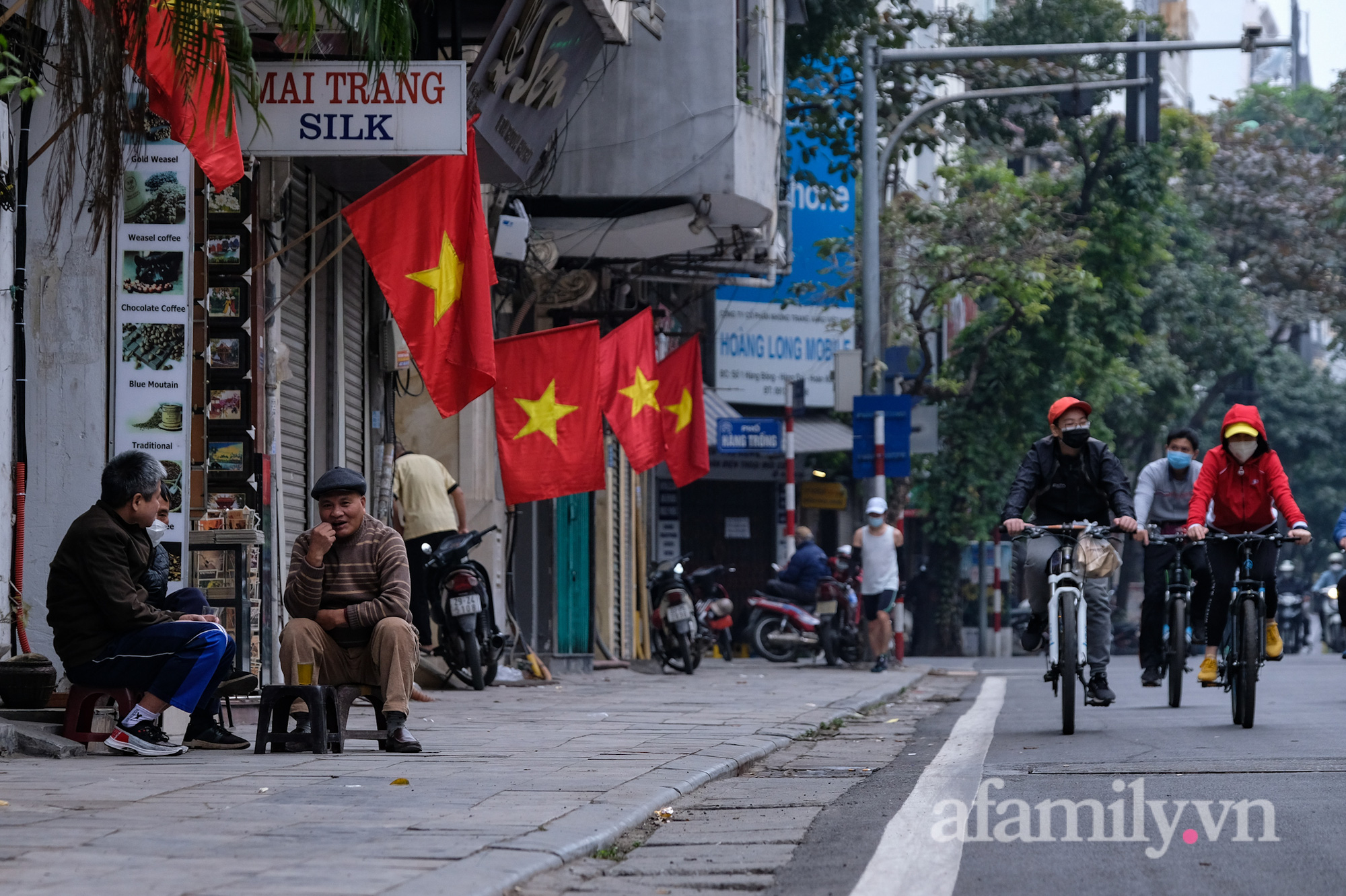 Hà Nội sáng đầu tiên năm mới đặc biệt, chẳng náo nhiệt mà yên ả lạ thường - Ảnh 6.