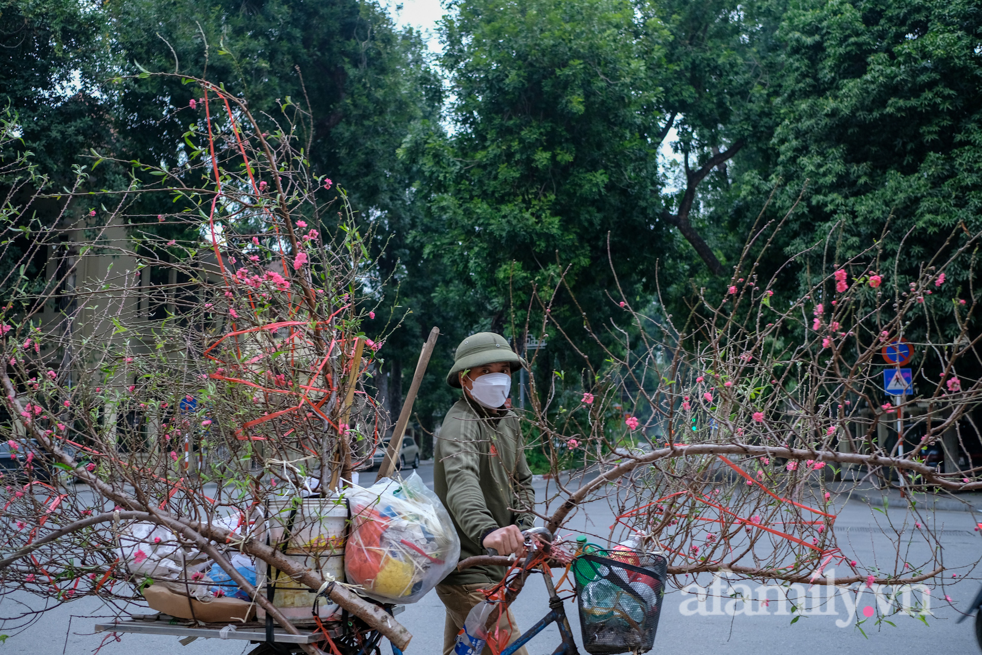 Hà Nội sáng đầu tiên năm mới đặc biệt, chẳng náo nhiệt mà yên ả lạ thường - Ảnh 7.