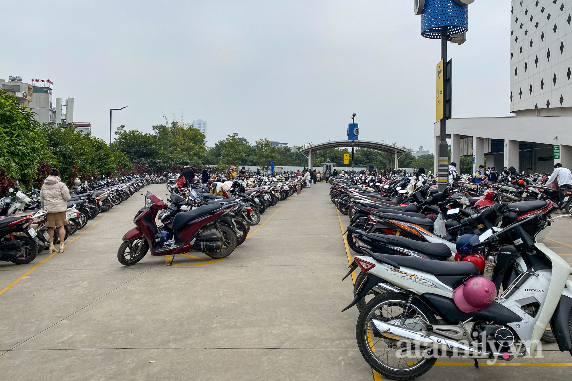 Ngày nghĩ lễ đầu tiên Tết Dương lịch: Đường phố vắng vẻ, Trung tâm thương mại lại đông đúc bất ngờ - Ảnh 8.