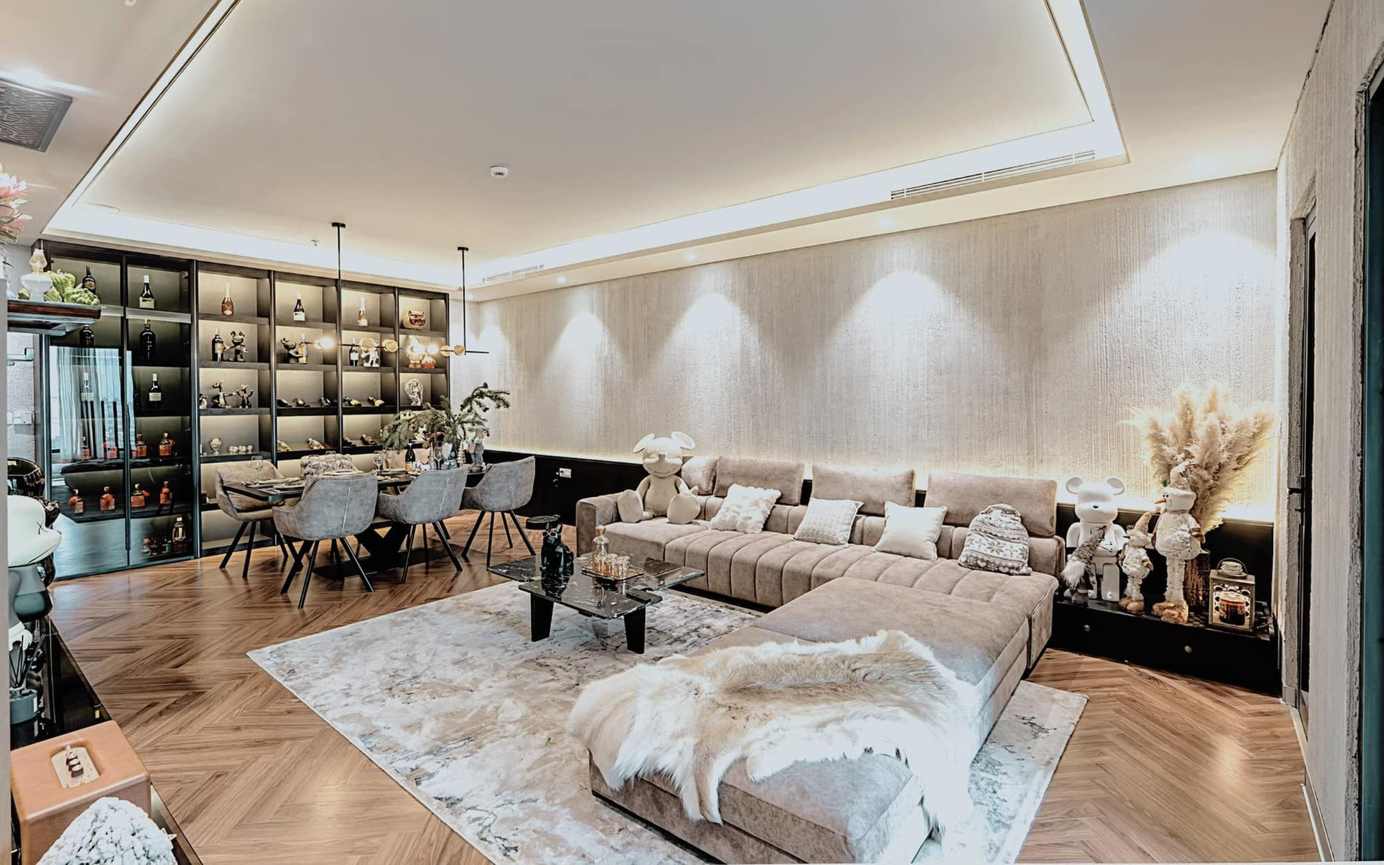 Ngắm "đã mắt" căn hộ 95m² theo tone màu trầm, đồ nội thất và phụ kiện được mạ vàng cực sang của 9x tại Hà Nội