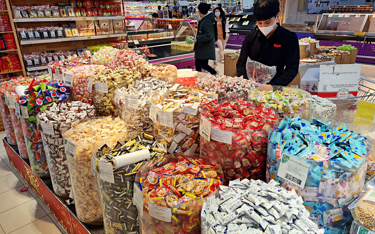Ra siêu thị xem đồ Tết: Bạt ngàn kẹo cân, bánh mứt, lì xì và đồ trang trí, đi 1 lần là sắm đủ ngay
