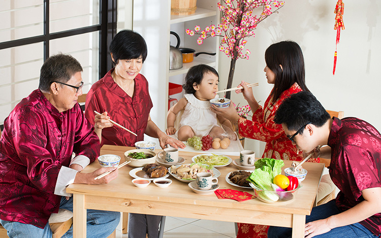 Cấm trẻ con ăn bánh kẹo là điều không thể, vậy mẹ hãy chuẩn bị cho con hộp ''mứt Tết'' của riêng bé với 4 món bác sĩ khuyên dùng