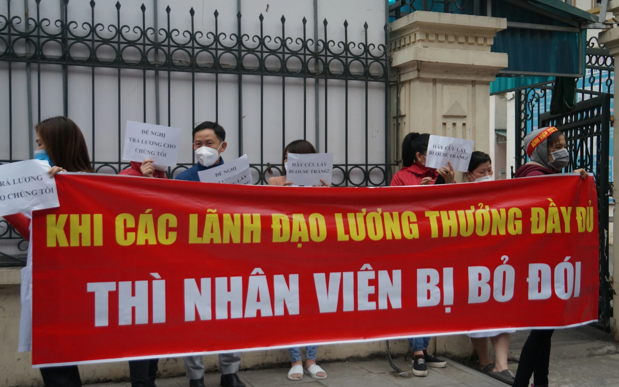 Hàng trăm nhân viên y tế ở Hà Nội xuống đường kêu cứu vì bị nợ lương: "Lo cuộc sống hàng ngày còn chưa đủ, chúng tôi  không nghĩ gì đến Tết"