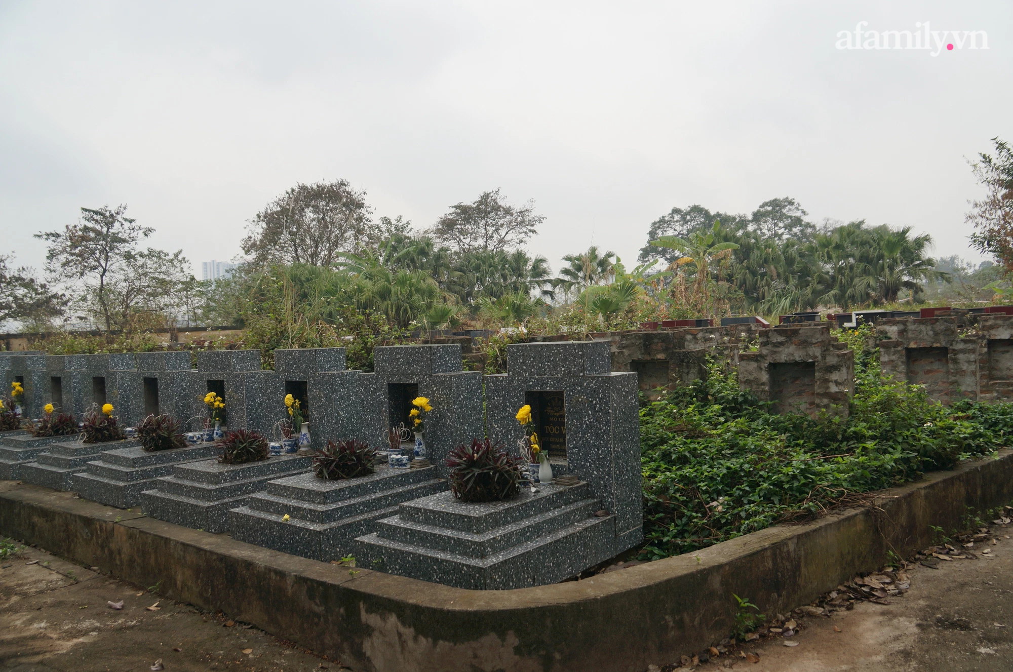 Nghĩa trang được xây dựng từ 2008 quy tập những ngôi mộ chuyển từ đường vành đai 3