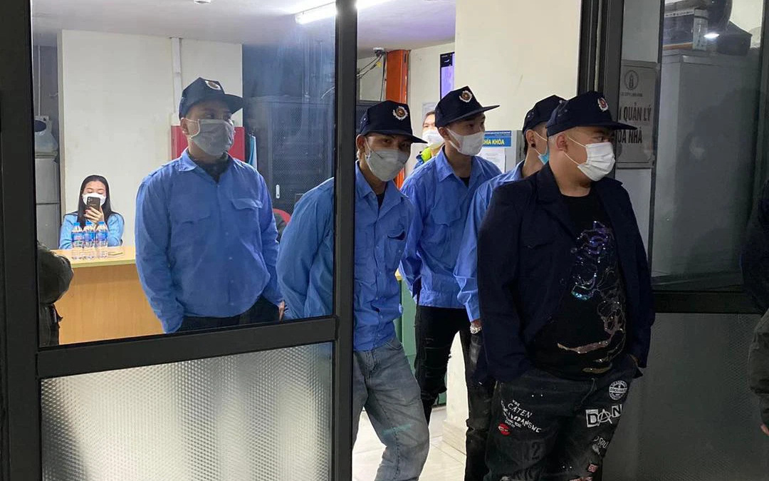 Hà Nội: Cư dân Rice City Linh Đàm căng băng rôn, tập trung phản đối chủ đầu tư đưa "anh em xã hội" đến vận hành tòa nhà