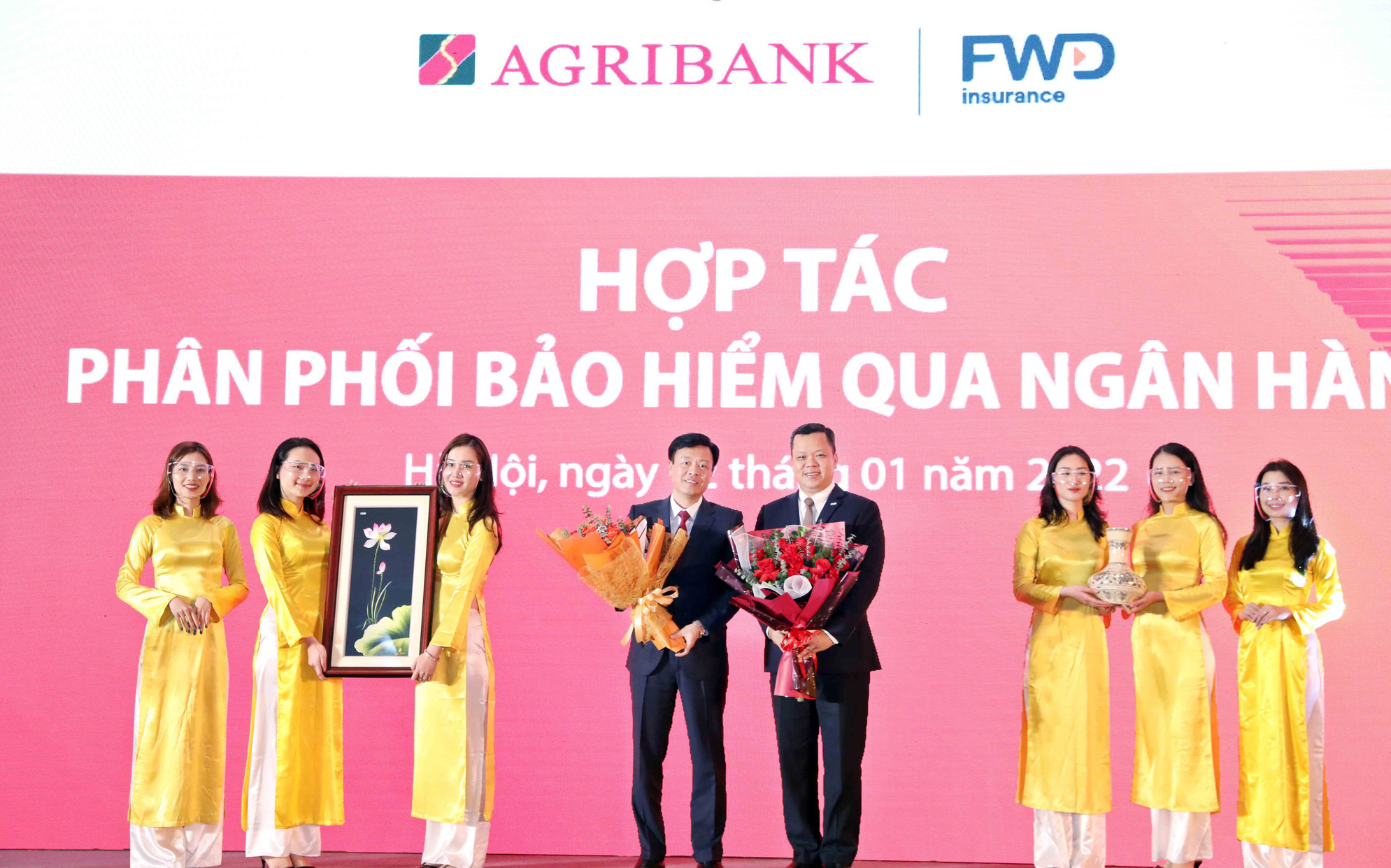 FWD Việt Nam triển khai hợp tác phân phối bảo hiểm qua ngân hàng