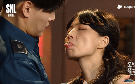 Kang Ha Neul gây sốc với cảnh cưỡng hôn trên sóng truyền hình, bạn diễn nữ bị ném đá vì thè lưỡi phản cảm