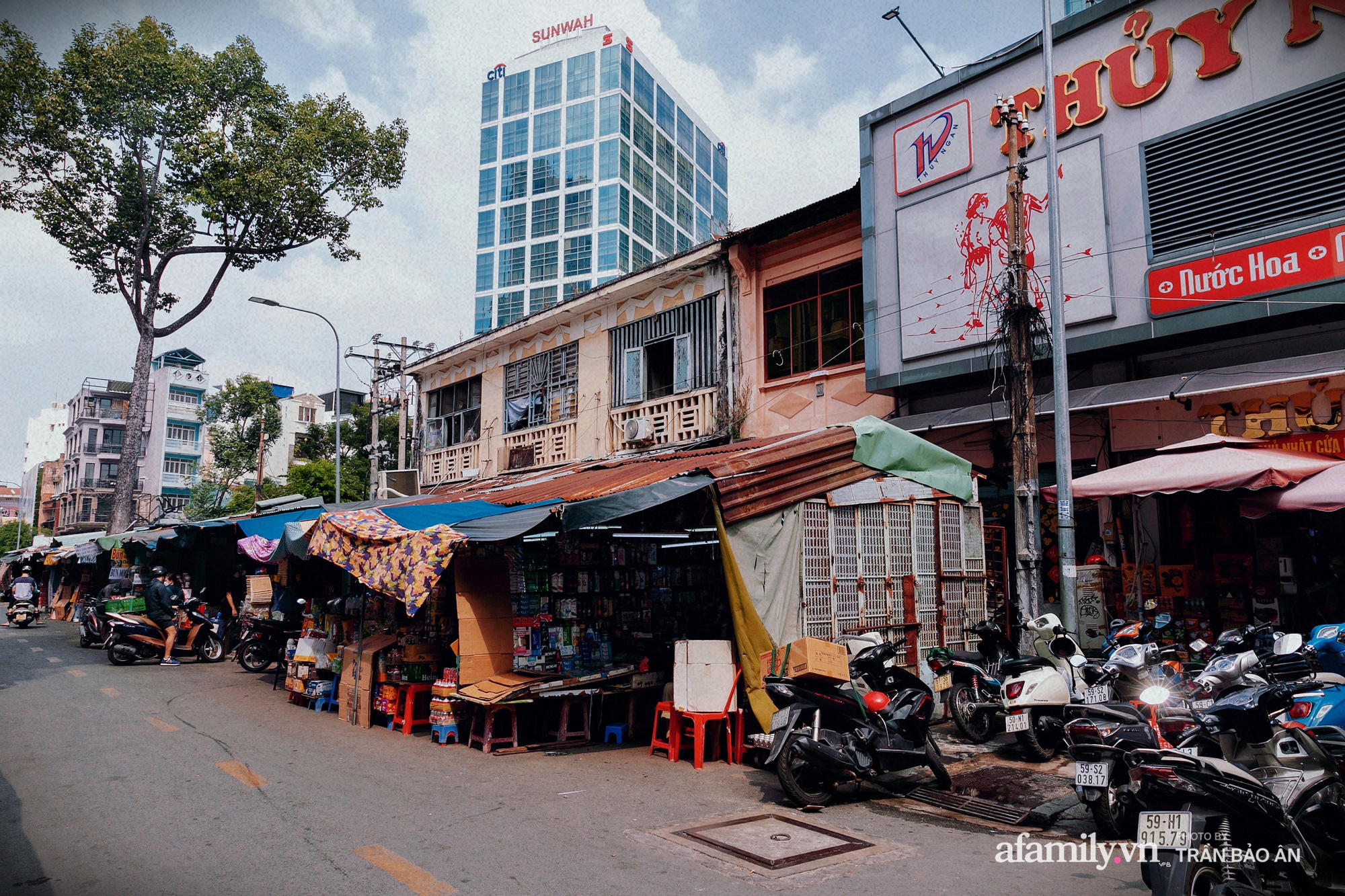 Tiểu thương chợ cũ Tôn Thất Đạm "buồn hiu" chờ thông tin chính thức giải tỏa, có người "lẫy hờn" không muốn nhắc - Ảnh 4.