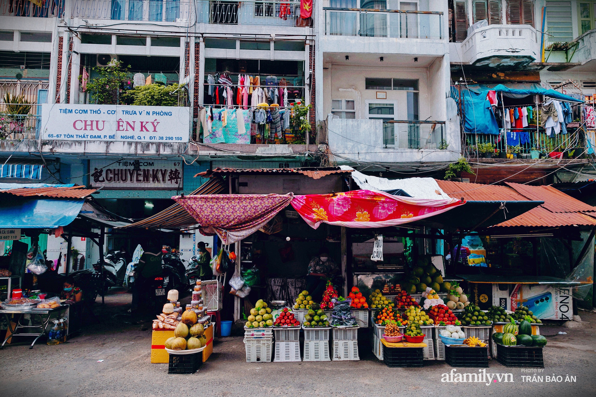 Tiểu thương chợ cũ Tôn Thất Đạm "buồn hiu" chờ thông tin chính thức giải tỏa, có người "lẫy hờn" không muốn nhắc - Ảnh 2.