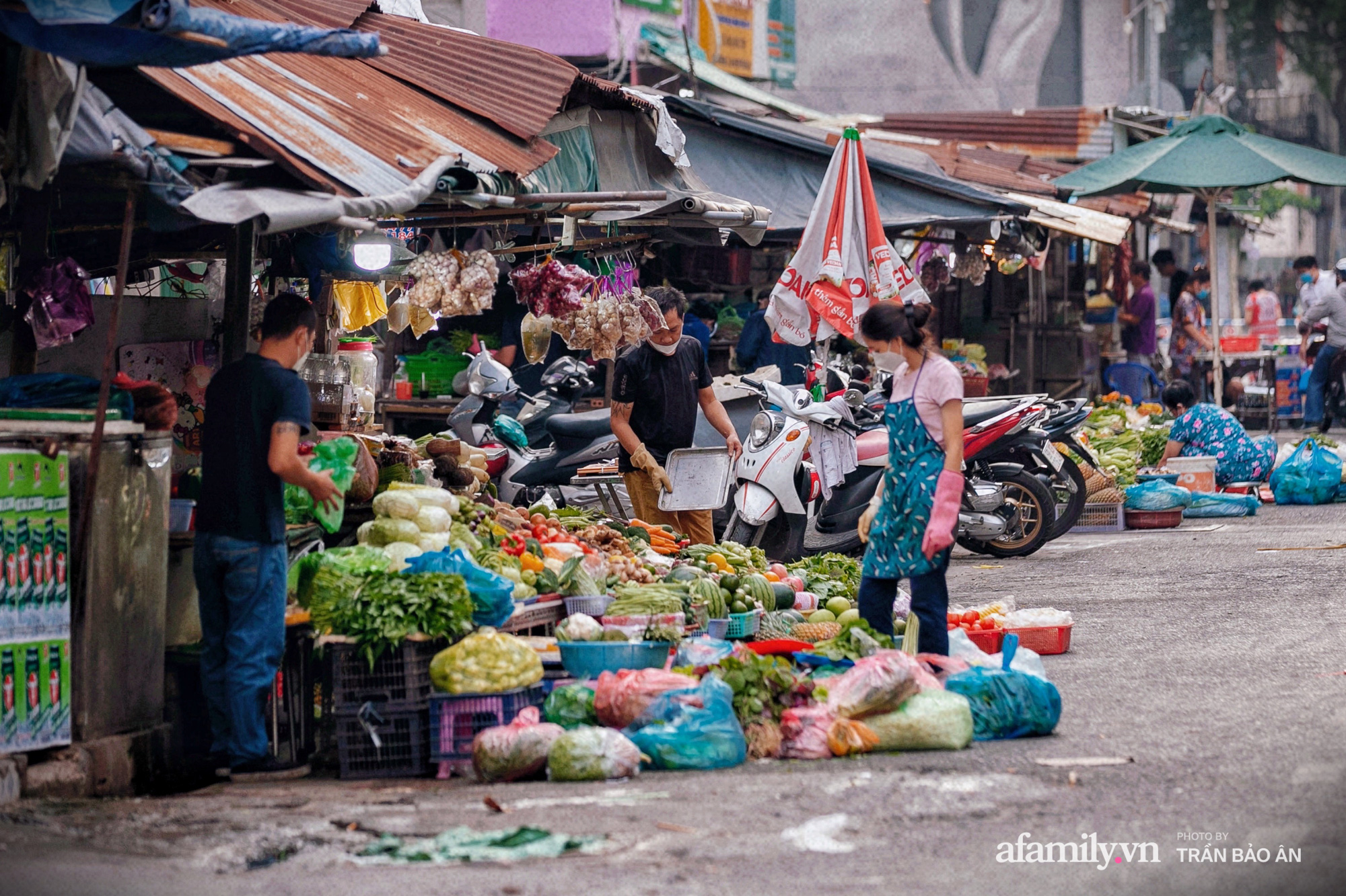 Tiểu thương chợ cũ Tôn Thất Đạm "buồn hiu" chờ thông tin chính thức giải tỏa, có người "lẫy hờn" không muốn nhắc - Ảnh 3.