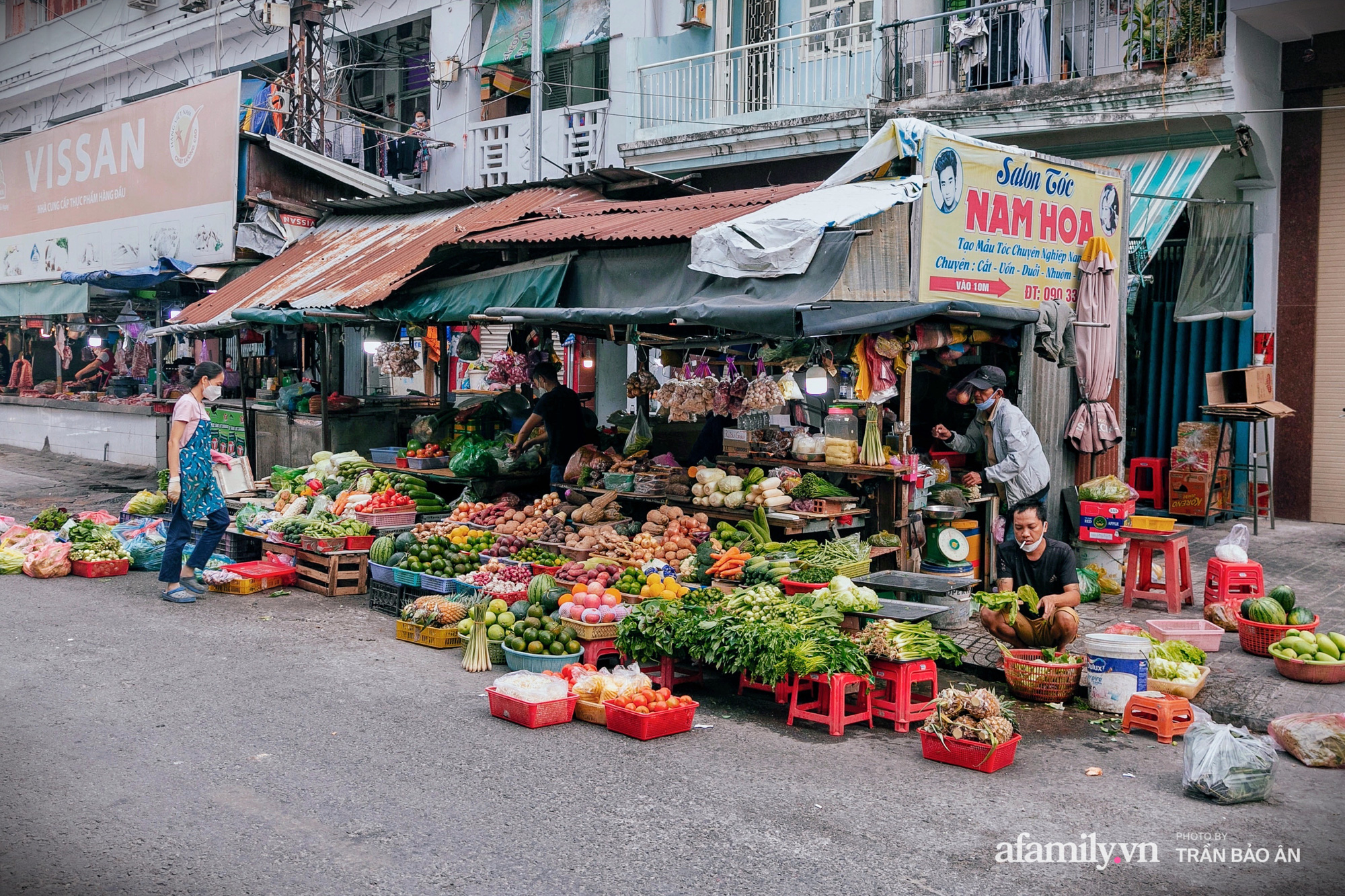 Tiểu thương chợ cũ Tôn Thất Đạm "buồn hiu" chờ thông tin chính thức giải tỏa, có người "lẫy hờn" không muốn nhắc - Ảnh 1.