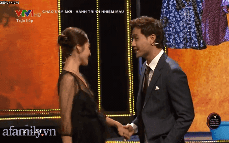 VTV Awards: Chương trình hơi lỗi nhưng fan vẫn hài lòng với khoảnh khắc Thanh Sơn - Khả Ngân được gọi là vợ chồng trên sân khấu