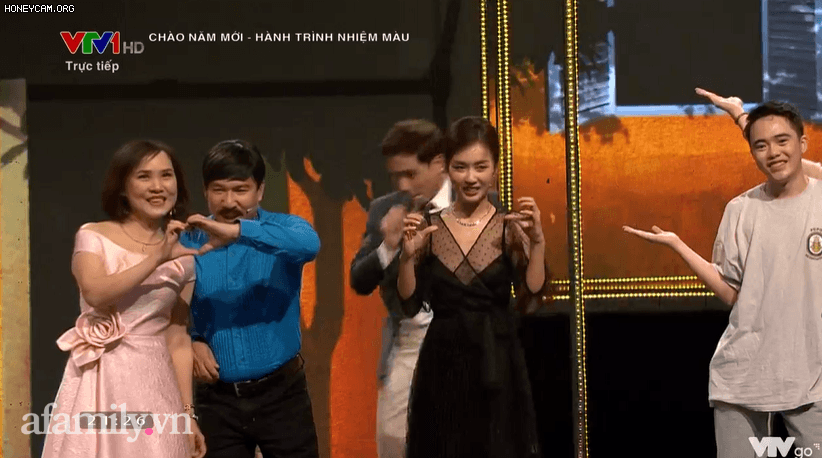 VTV Awards: Chương trình hơi lỗi nhưng fan vẫn hài lòng với khoảnh khắc Thanh Sơn - Khả Ngân được gọi là vợ chồng trên sân khấu - Ảnh 3.