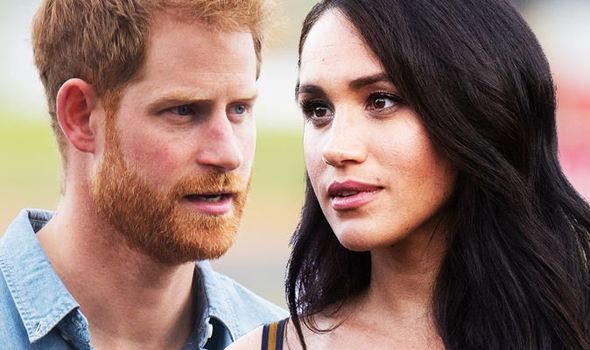 Meghan "bám đuôi" chồng đi công du nước ngoài chẳng ngờ bị dư luận nói một câu phũ phàng, hoàng gia Anh hả hê - Ảnh 1.