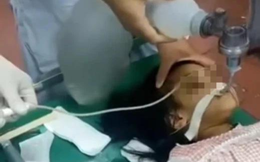 Xót xa clip nghi là bé gái 3 tuổi ở Hà Nội khi cấp cứu tại bệnh viện cách đây 3 tháng, người nồng nặc mùi thuốc trừ sâu