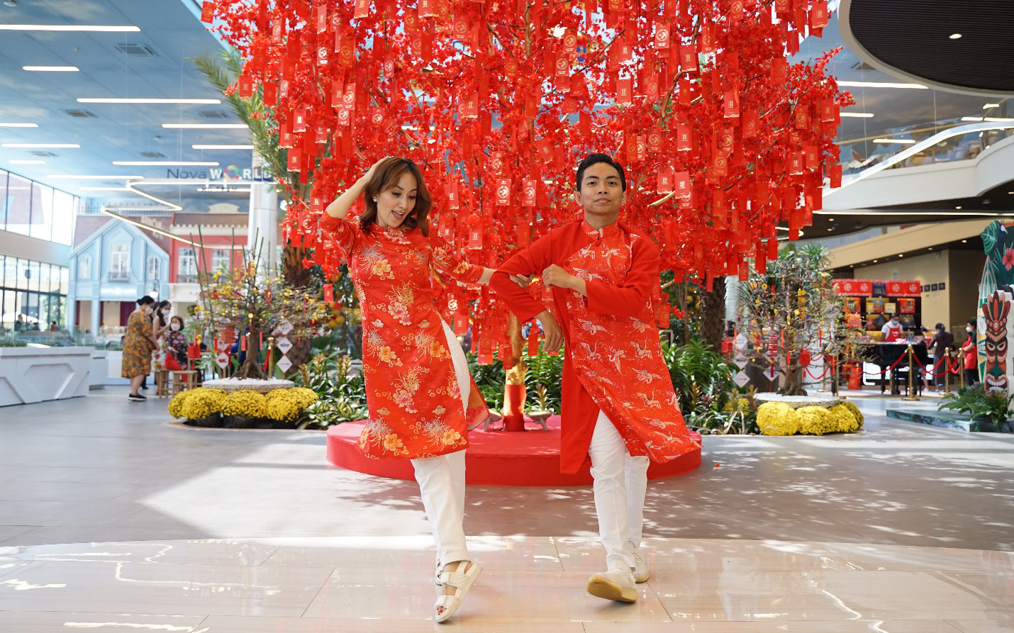 Gia đình Khánh Thi – Phan Hiển diện áo dài ngẫu hứng nhảy Dancesport khi dạo chơi Hội Hoa Xuân 2022