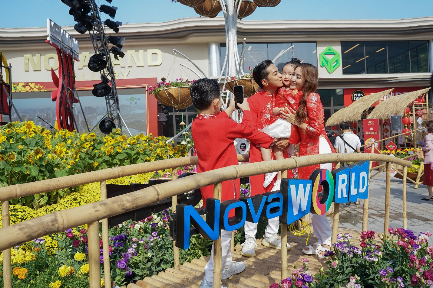 Gia đình Khánh Thi – Phan Hiển diện áo dài ngẫu hứng nhảy Dancesport khi dạo chơi Hội Hoa Xuân 2022 - Ảnh 1.