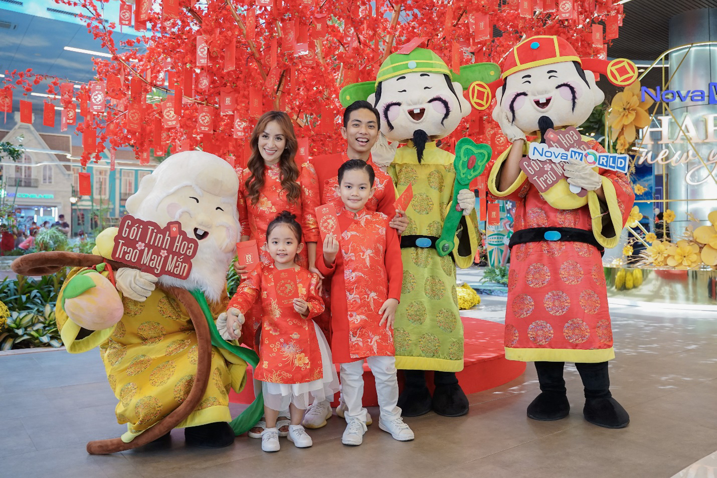 Gia đình Khánh Thi – Phan Hiển diện áo dài ngẫu hứng nhảy Dancesport khi dạo chơi Hội Hoa Xuân 2022 - Ảnh 4.
