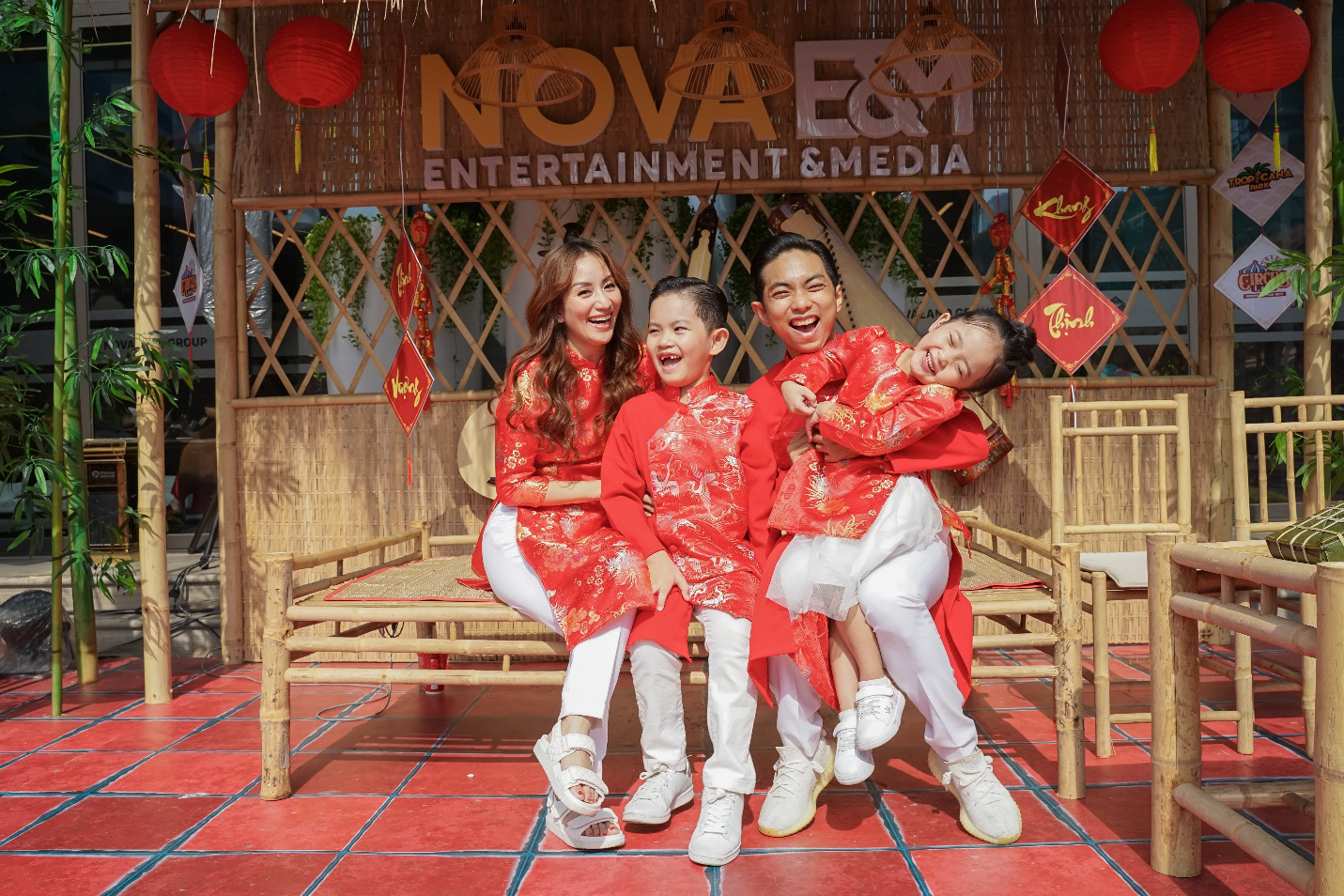 Gia đình Khánh Thi – Phan Hiển diện áo dài ngẫu hứng nhảy Dancesport khi dạo chơi Hội Hoa Xuân 2022 - Ảnh 7.