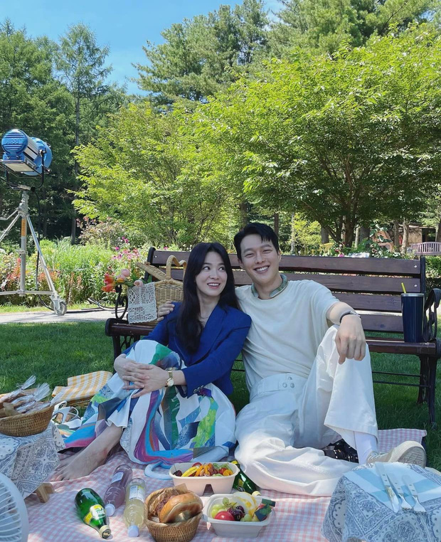 Những cặp đôi đẹp nhất năm 2021: Tình chị em của Song Hye Kyo lên ngôi, Jisoo bị 