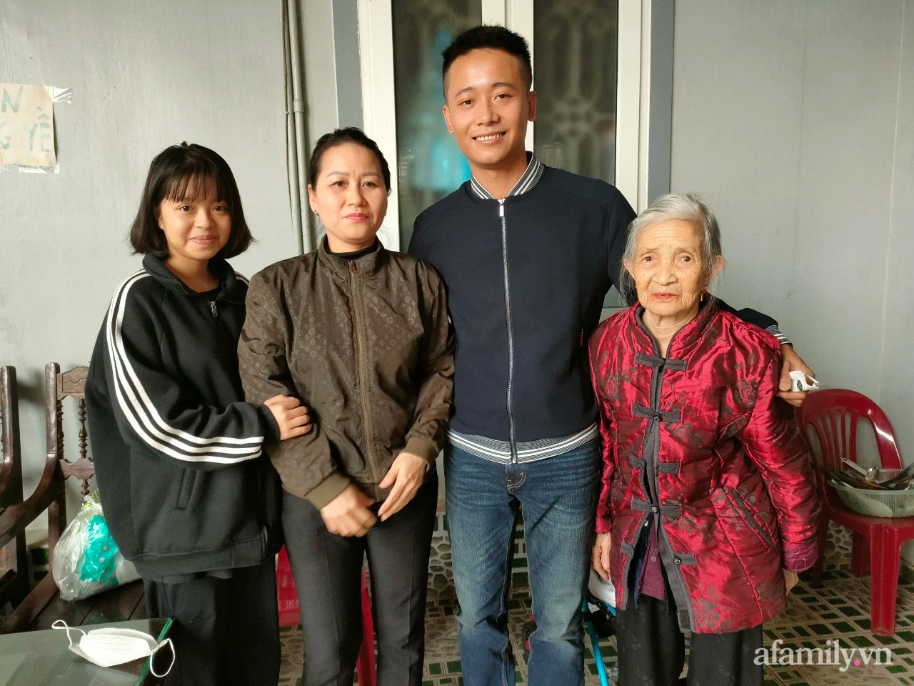 Tết đoàn viên bên gia đình của Quang Linh Vlogs- chàng lao động thổi hồn văn hoá Việt khởi sắc đất nước Châu Phi - Ảnh 1.