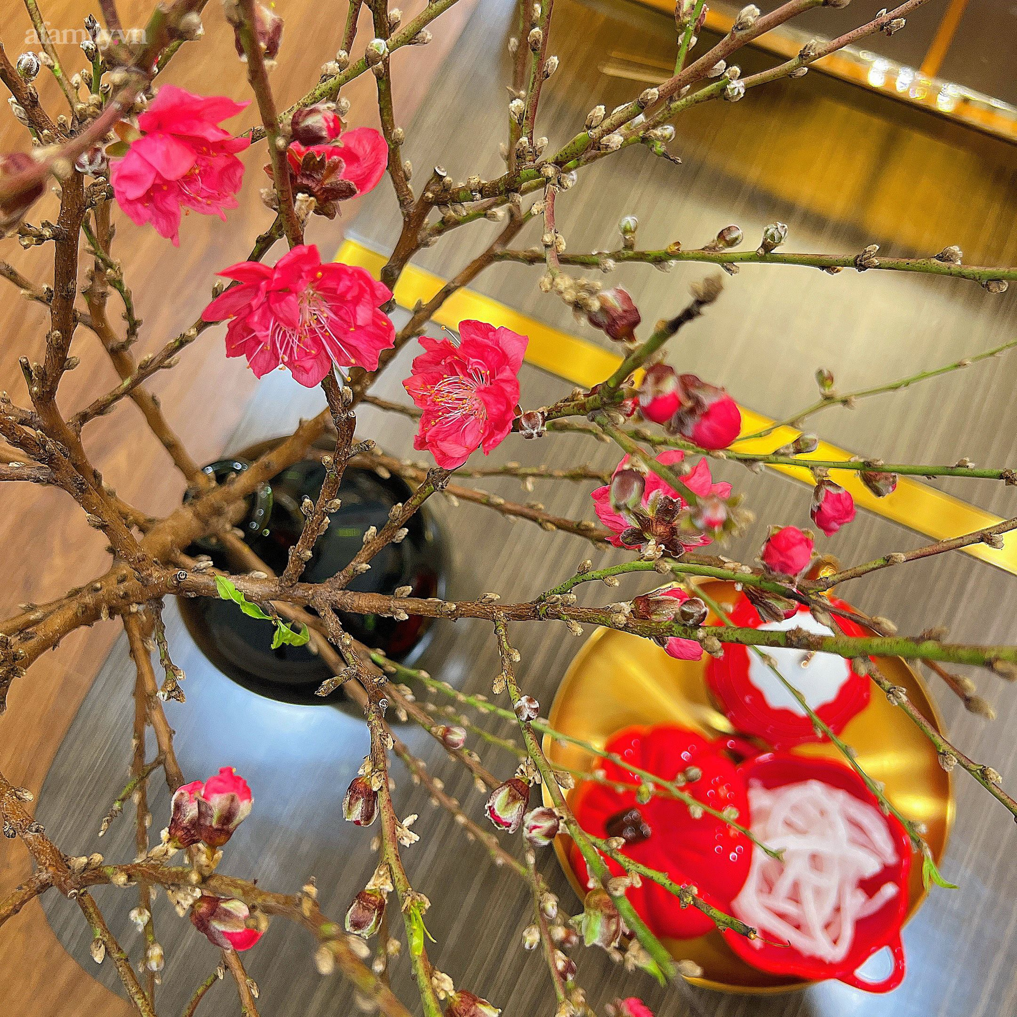 Mùng 3 Tết không gian sống của gia đình Hà Nội vẫn đẹp nức nở nhờ khéo léo trang trí hoa tươi và các món đồ decor  - Ảnh 8.