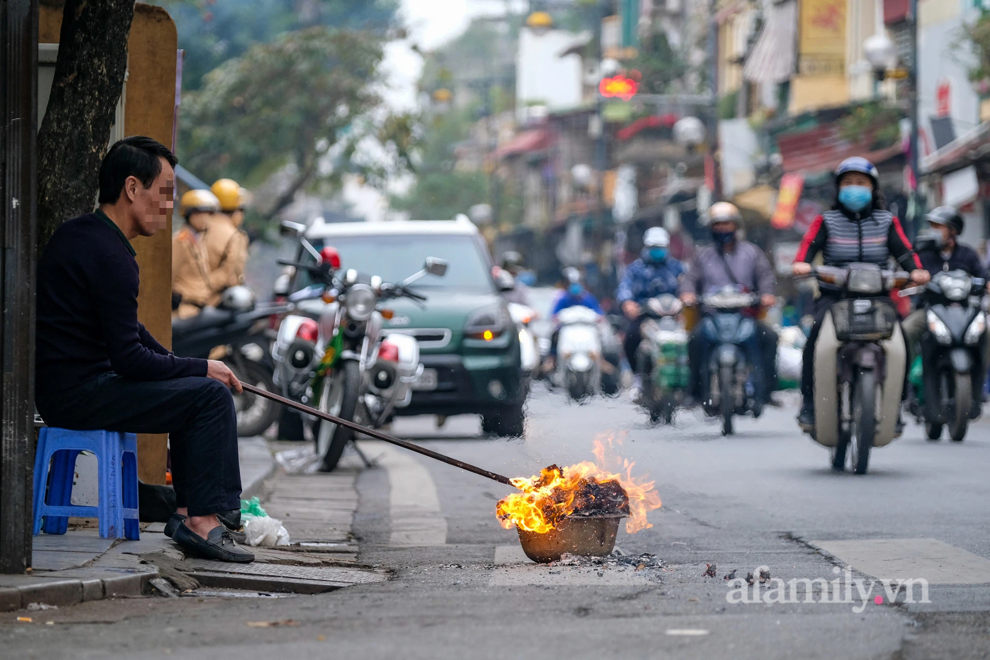 Bất chấp nguy hiểm, người Hà Nội ra gần giữa đường để đốt vàng mã tiễn ông Công ông Táo khiến người đi đường không khỏi hú vía - Ảnh 10.