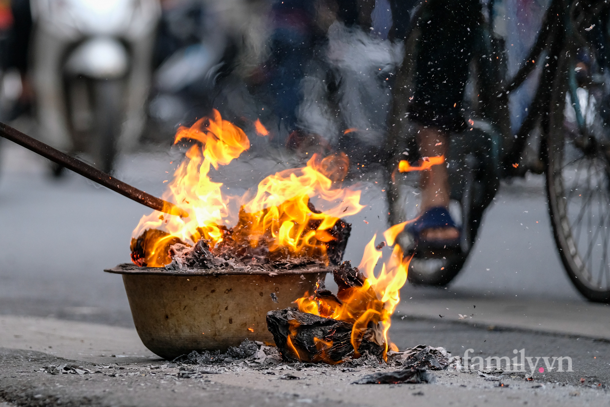 Bất chấp nguy hiểm, người Hà Nội ra gần giữa đường để đốt vàng mã tiễn ông Công ông Táo khiến người đi đường không khỏi hú vía - Ảnh 11.