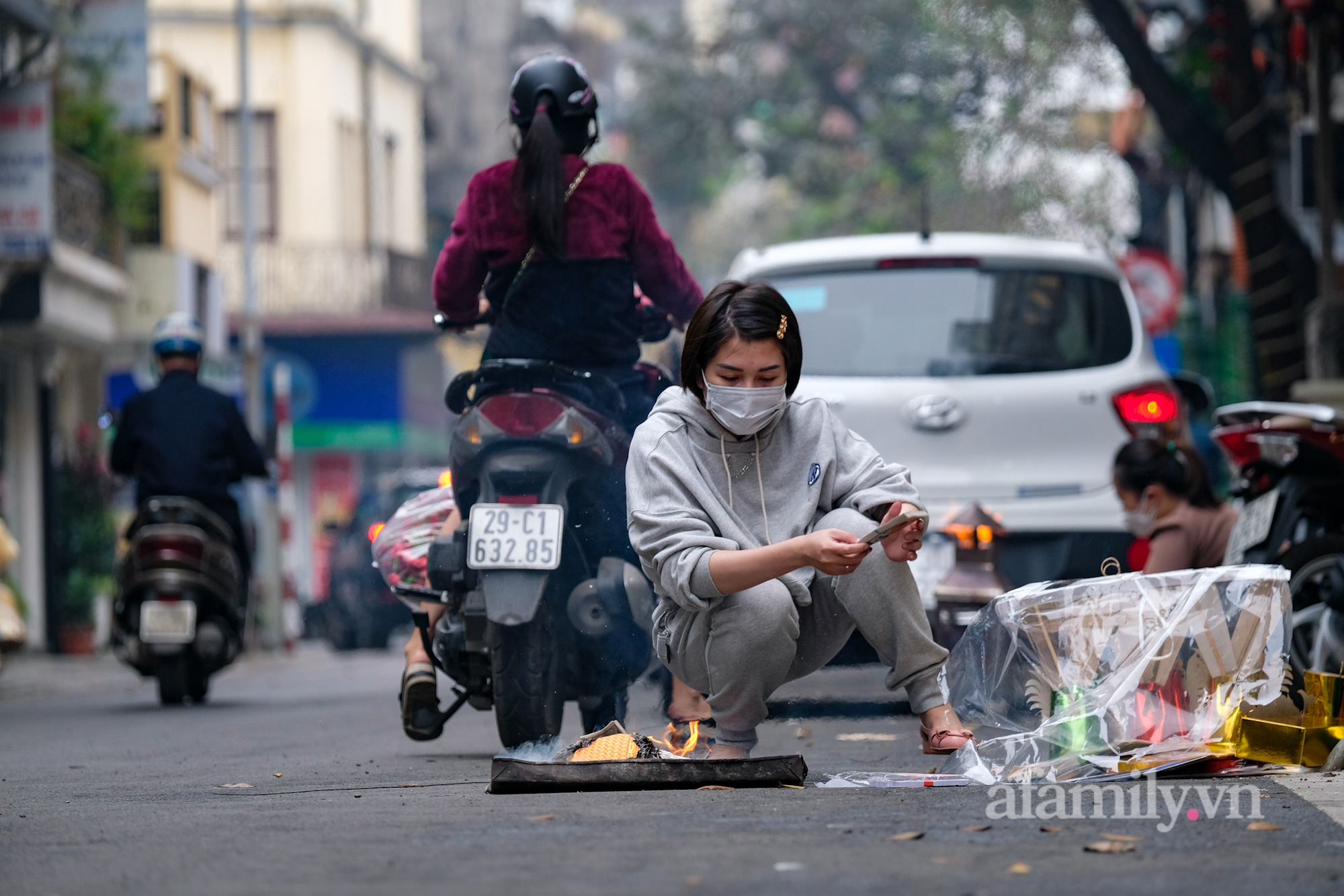 Bất chấp nguy hiểm, người Hà Nội ra gần giữa đường để đốt vàng mã tiễn ông Công ông Táo khiến người đi đường không khỏi hú vía - Ảnh 6.