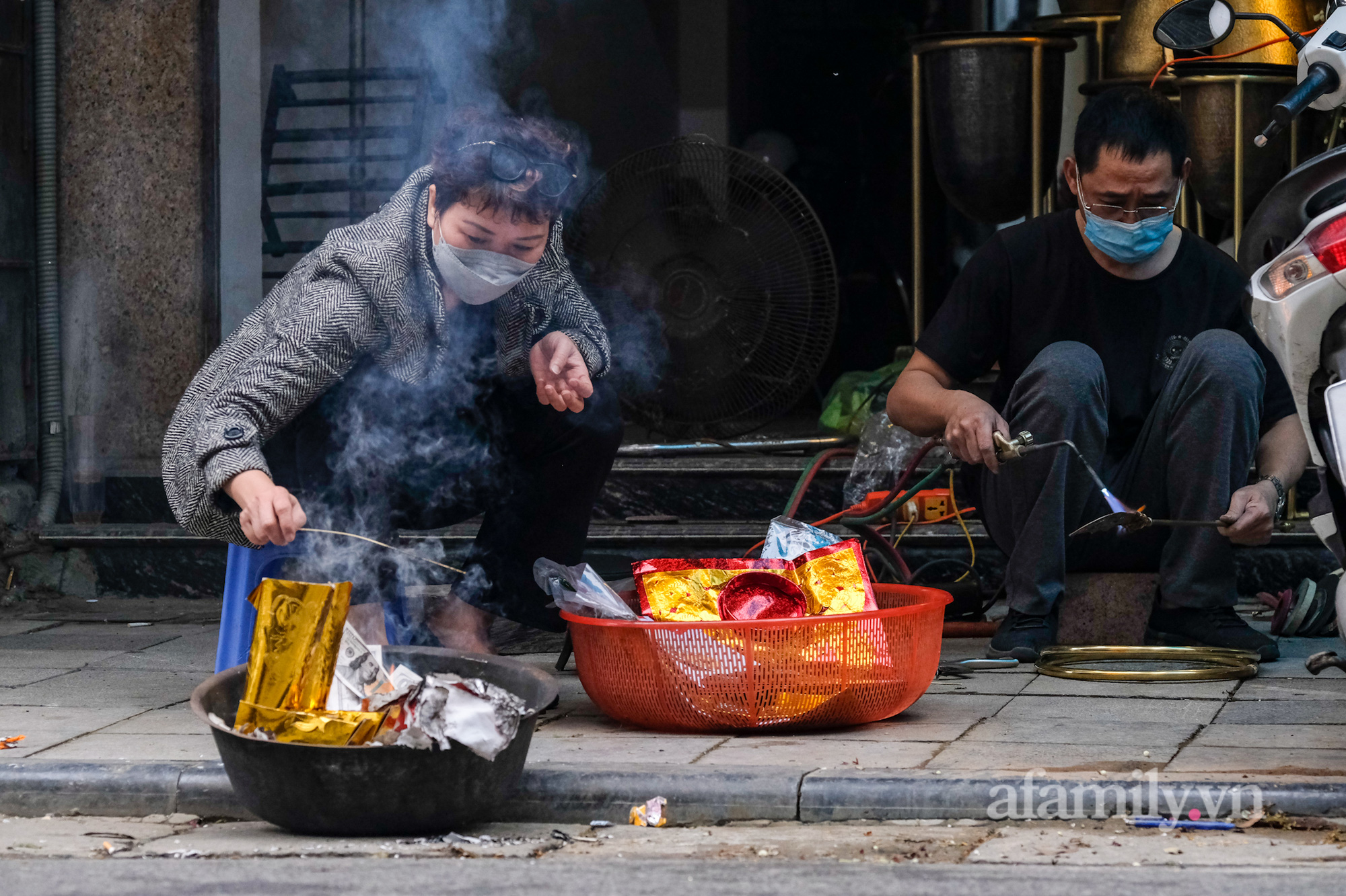 Bất chấp nguy hiểm, người Hà Nội ra gần giữa đường để đốt vàng mã tiễn ông Công ông Táo khiến người đi đường không khỏi hú vía - Ảnh 4.