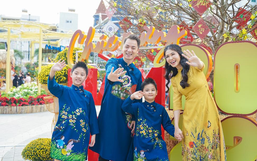 Dàn nhóc tì nhà sao Việt thích thú với Hội hoa xuân tại Novaland Gallery