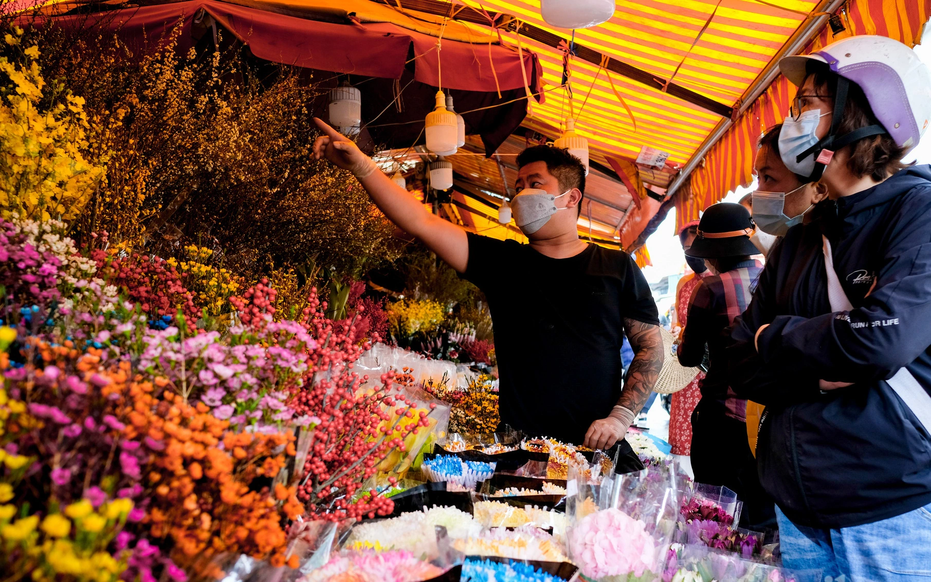 28 Tết cập nhật nhanh giá chợ hoa Quảng Bá: Tăng 20% so với ngày thường, mua nhanh 5 cành đào đông cắm đẹp nhà hết 2,2 triệu