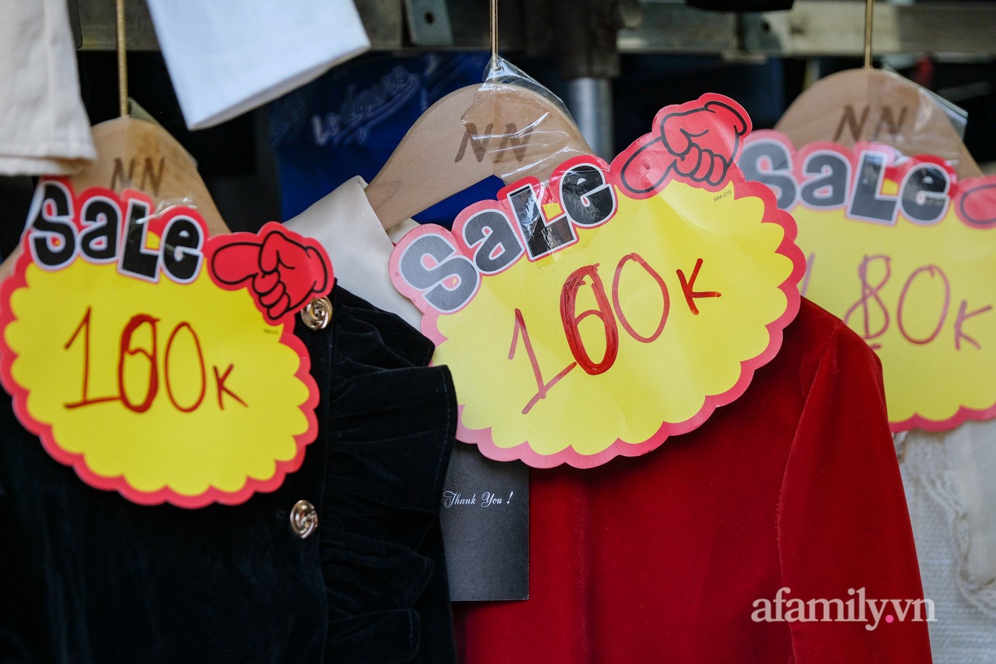 Chợ thời trang lớn nhất Hà Nội treo biển thanh lý &quot;tụt nóc&quot; để nghỉ Tết: Hàng ngàn sản phẩm đồng giá chỉ từ 80k hút khách đổ về mua sắm - Ảnh 11.