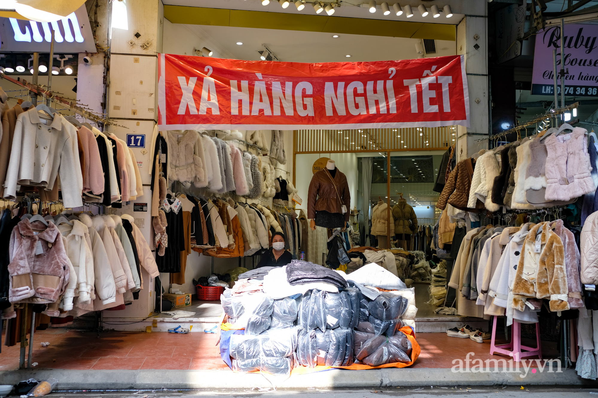 Chợ thời trang lớn nhất Hà Nội treo biển thanh lý &quot;tụt nóc&quot; để nghỉ Tết: Hàng ngàn sản phẩm đồng giá chỉ từ 80k hút khách đổ về mua sắm - Ảnh 14.