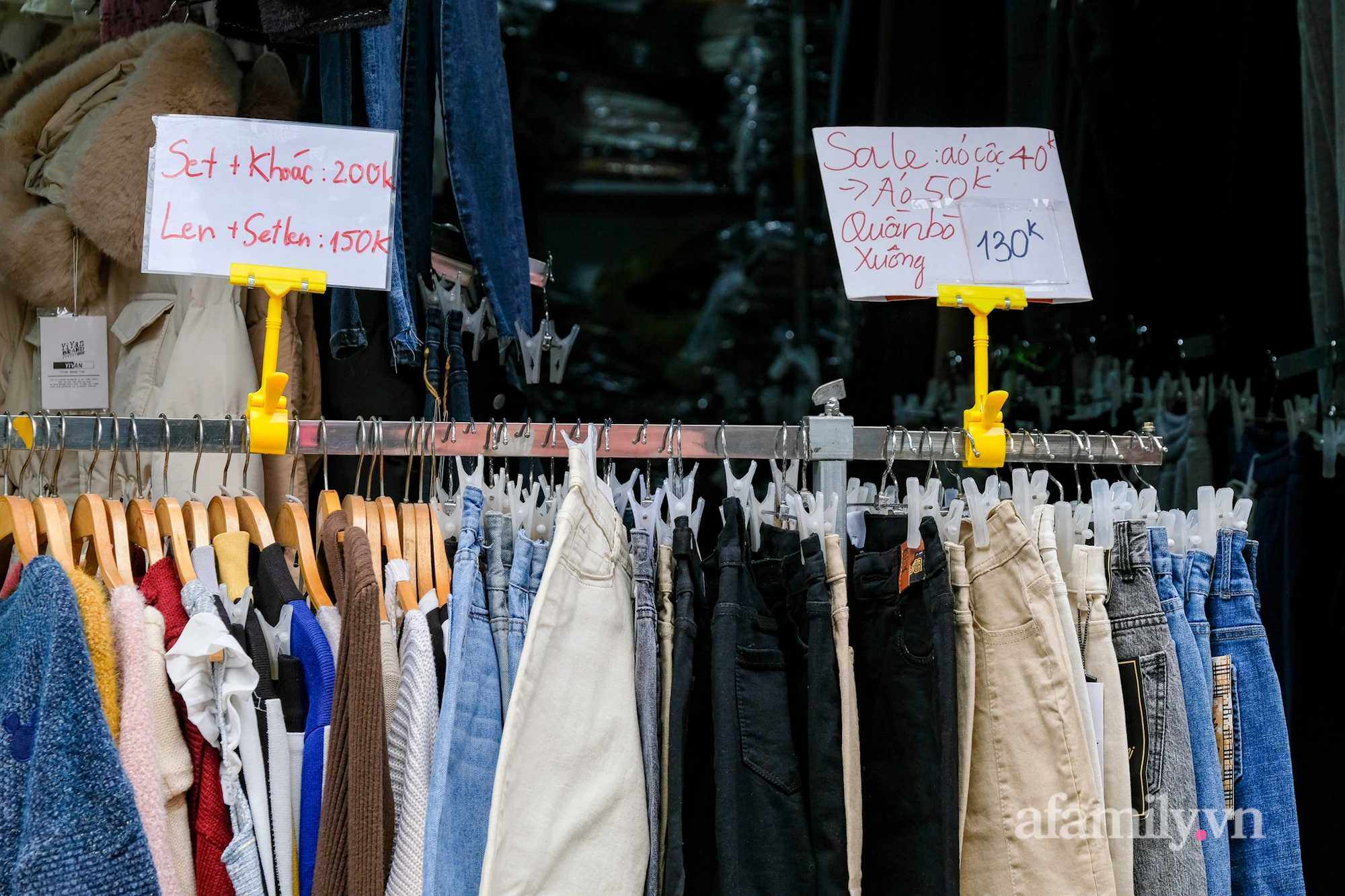 Chợ thời trang lớn nhất Hà Nội treo biển thanh lý &quot;tụt nóc&quot; để nghỉ Tết: Hàng ngàn sản phẩm đồng giá chỉ từ 80k hút khách đổ về mua sắm - Ảnh 18.