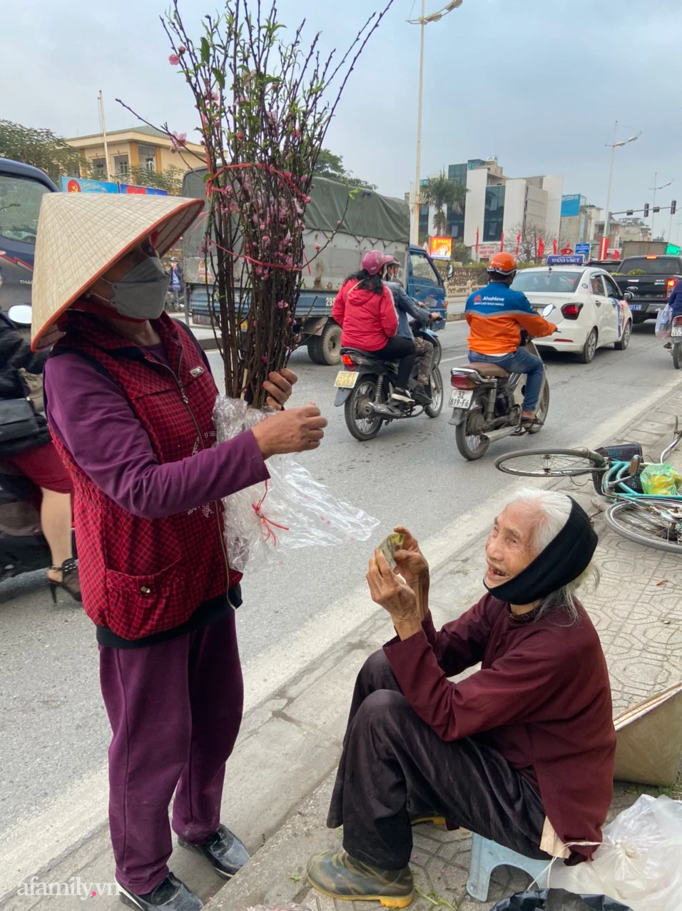 Niềm vui của cụ An mỗi khi có khách dừng lại mua hàng