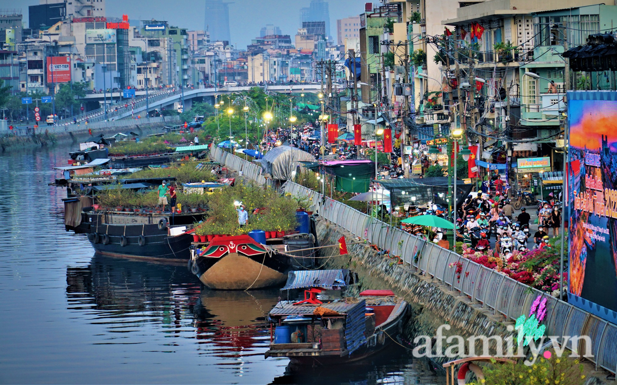 Chợ hoa Bình Đông TP.HCM ngày giáp Tết: Dưới thuyền đìu hiu vì ế ẩm, trên bến đông đúc người... xem chứ không mua!