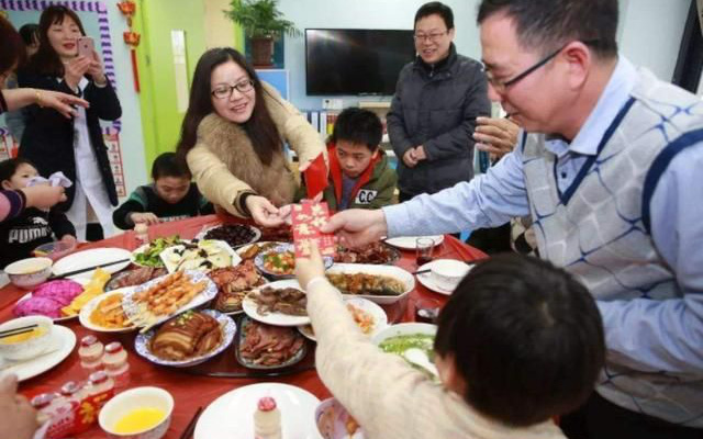 "Họ hàng lì xì con tôi phong bao 500, tôi LÌ XÌ lại cho 3 người con của họ thế nào?" - Câu trả lời của cư dân mạng QUÁ HỢP LÝ 