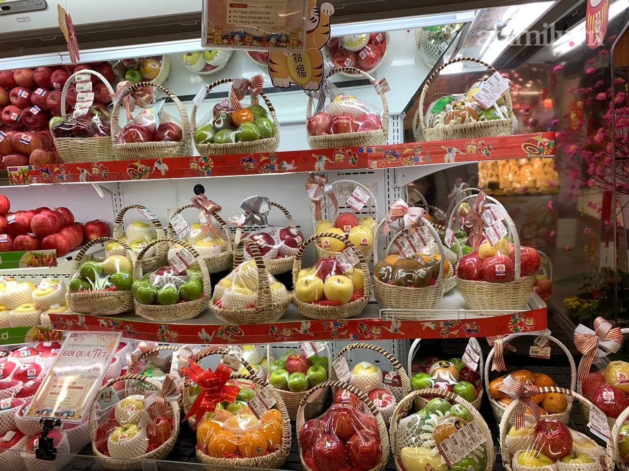 Dạo nhanh 1 vòng giỏ quà Tết tại siêu thị lớn: Hàng nội sang hàng ngoại tấp nập, thêm giỏ hoa quả đa dạng cho bạn thoải mái lựa chọn - Ảnh 10.