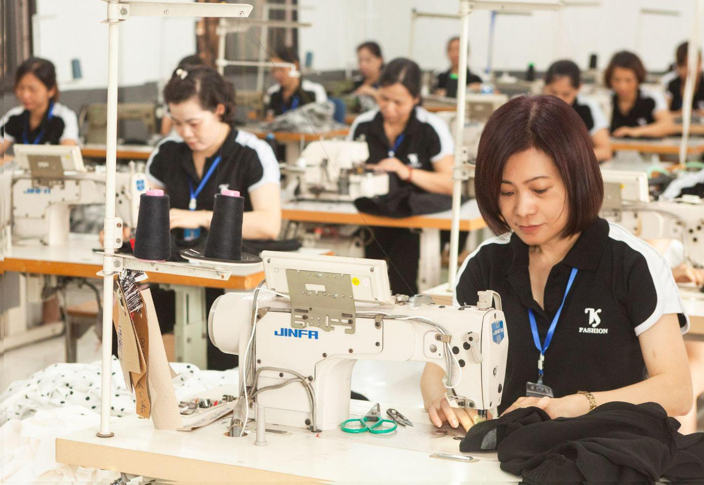 Biến hoá thời trang công sở cho nàng mộ điệu với TK Fashion - Ảnh 2.